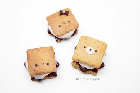 Ahh, these polymer clay smore's are so cute! 😍 Cute Food Drawings, Cute Polymer Clay, Clay Food, Clay Ornaments, Cute Clay, Clay Figures, Polymer Clay Charms, Food Drawing, Clay Tutorials