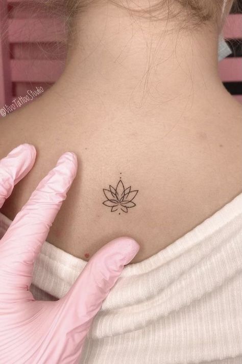 Womans Back Of Neck Tattoos, Small Elegant Tattoos For Women Classy, Tattoo Ideas Female Neck For Women, Back Neck Tatoos Woman, Small Shoulder Tattoo Ideas Female, Tattoo Ideas Female Small Unique Neck, Mini Neck Tattoos Women, Women’s Small Tattoo Ideas, Below Neck Tattoo