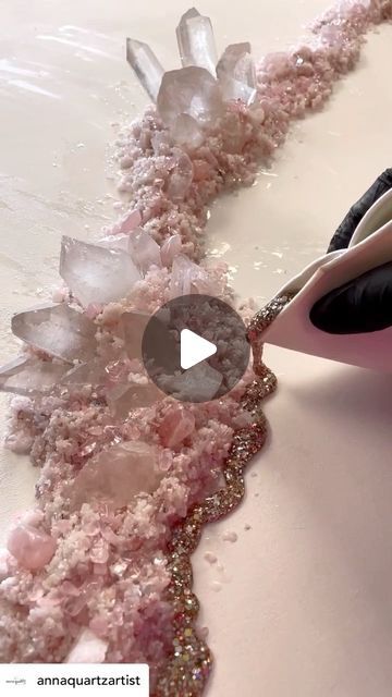 Geode Art Diy, Resin Geodes, Geode Art Resin, Diy Luxury, Resin Paintings, Crystals Art, Resin Art With Crystals, Resin Rose, Resin Crystal Art