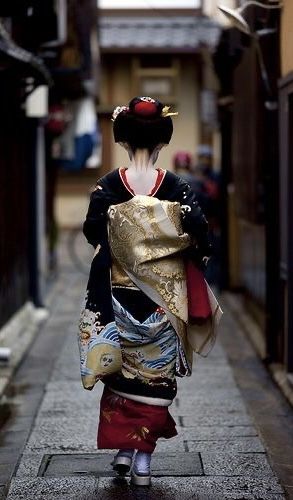 Geisha Kimono, Look Kimono, Memoirs Of A Geisha, Kimono Japan, Turning Japanese, Geisha Art, Japan Photography, Japanese Geisha, Japan Culture