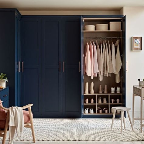 Sorting Clothes, Fitted Bedroom Furniture, Storage Solutions Bedroom, Walking Closet, Interior Minimalista, Fitted Wardrobes, Walk In Wardrobe, Wardrobe Storage, Drawer Unit