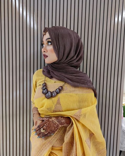 Saree With Hijab, Pose Sitting, Hijabi Brides, Saree Wearing Styles, Hijab Style Tutorial, Latest Dress Design, Modest Fashion Hijab, Pakistani Dresses Casual, Muslim Women Fashion