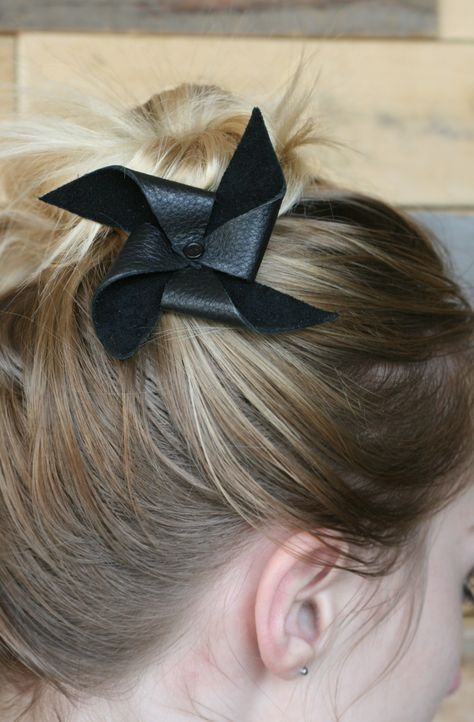 Diy Pinwheel, Diy En Cuir, Headband Diy, Pinwheel Bow, Hair Bow Tutorial, Leather Headbands, Diy Headband, Leather Bow, Leather Projects