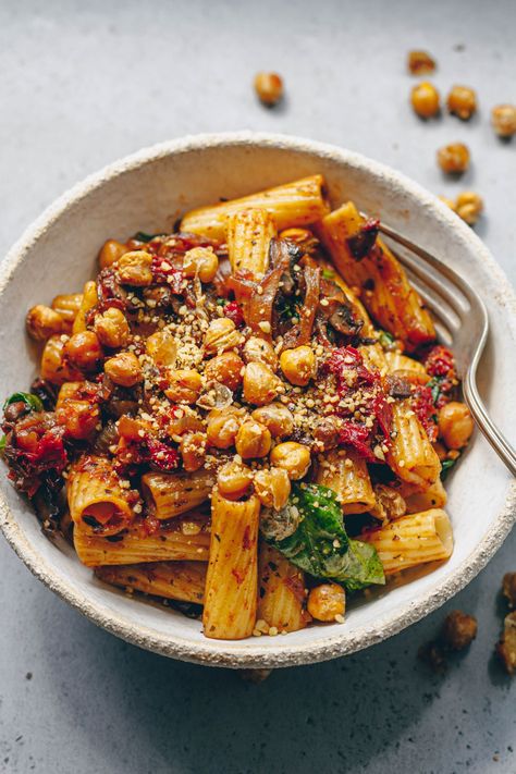 Rigatoni with Caramelized Onions, Mushrooms, & Crispy Chickpeas – healthienut – Easy to follow plant-forward recipes Vegan Pesto Pasta Salad, Caramelized Onions And Mushrooms, Vegan Dinner Recipes Easy, White Sauce Pasta, Plant Based Recipes Easy, Plant Based Diet Recipes, Veggie Dinner, Plant Based Whole Foods, Easy Vegan Dinner