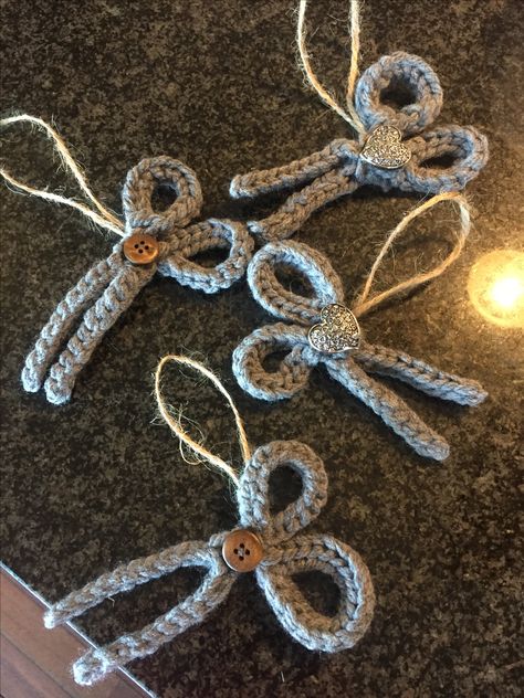 Crochet Scissor Ornaments for your favorite hairdresser Crochet Gifts For Hairdressers, Quick Crochet Projects, Hairdresser Gift, Quick Crochet, Knitting Gift, Clever Crafts, Crochet Gifts, Cosmetology, Crochet Crafts