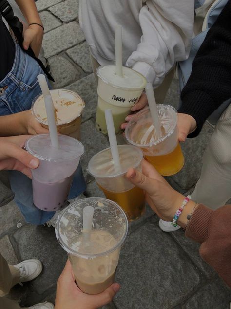 Bubble Tea With Friends, Boba With Friends Aesthetic, Boba With Friends, Boba Ideas, Bubble Tea Aesthetic, Photo Bubbles, Gong Cha, Photos Bff, Fresh Meat