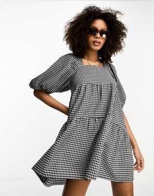 Discover great products at the best prices at Dealmoon. ASOS Lola May square neck tiered mini smock dress in gingham. Price:$27.30 at ASOS Gingham Trend, Gingham Fashion, Black And White Gingham, Christmas Jumper Dress, Winter Wedding Dress, Dress With Tie, Pantalon Large, Party Tops, Smock Dress