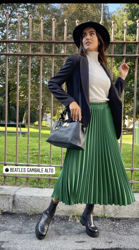 Green Midi Skirt Outfit Winter, Gonna Verde Outfit, Green Pleated Skirt Outfit Winter, Green Skirt Outfit Winter, Green Long Skirt Outfit, Green Pleated Skirt Outfit, Midi Skirt Outfit Winter, Long Skirt Outfits For Summer, Green Skirt Outfits