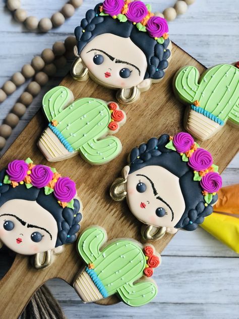 Frida Kahlo Cookies Decorated, Frida Kahlo Cookies, Frida Cookies, Frida Party, Fiesta Cookies, Mexican Parties, Frida Baby, Mexican Cookies, 56th Birthday