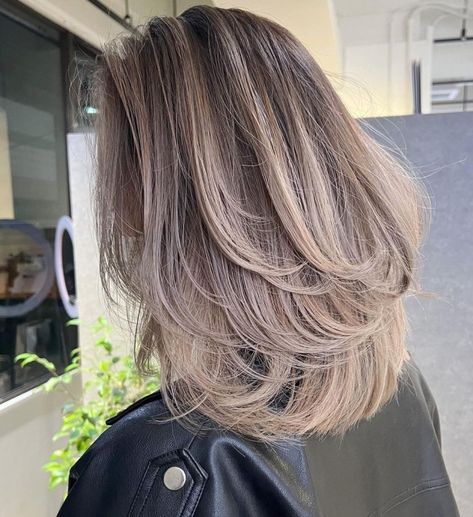 Two-Tier Butterfly Haircut for Shoulder-Length Hair Butterfly Hairstyle, Butterfly Haircut, Hair Tint, Cool Blonde Hair, Blonde Haircuts, Hair Advice, Hair Color For Women, Trending Haircuts, Butterfly Hair