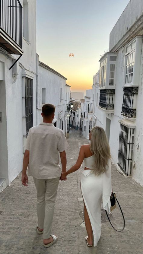 Couple Picture Ideas Travel, Couple Greece Aesthetic, Greece Photo Ideas Couple, Aesthetic Holiday Pics, Clean Couple Aesthetic, Italy Couple Pictures, Greece With Boyfriend, Holiday Pictures Couple, Holiday Couple Aesthetic