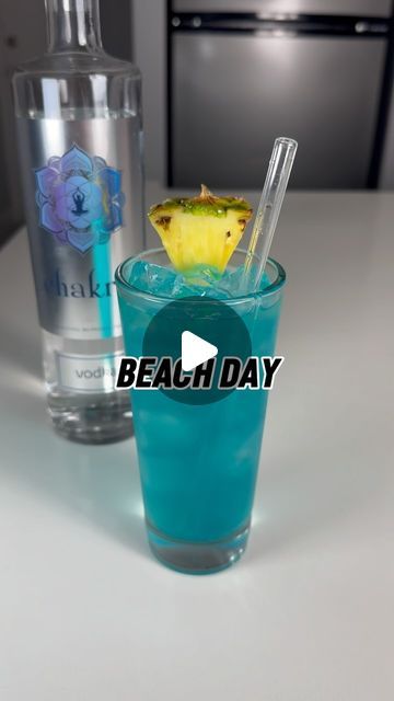 Vodka Blue, My Surroundings, Ooh Ahh, Pineapple Drinks, Dinner Party Decorations, Tropical Weather, Alcohol Drinks, Blue Curacao, By The Beach