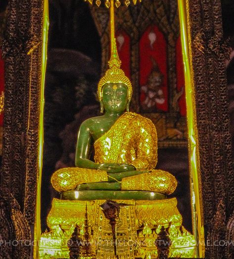 Emerald Buddha statue in Wat Phra Kaew, Bangkok, Thailand Bangkok Attractions, Wat Phra Kaew, Thailand Adventure, Buddha Temple, Bangkok City, Nepal Travel, Most Beautiful Gardens, Thai Art, Buddha Image