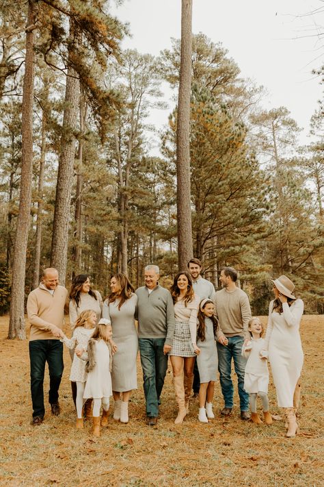 Big Family Photo Shoot Ideas, Large Family Photo Shoot Ideas, Neutral Family Photos, Large Family Pictures, Extended Family Pictures, Large Family Portraits, Large Family Poses, Extended Family Photography, Family Photo Colors