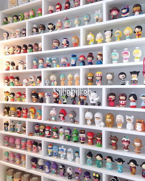 @silliebillieh on Instagram: “My cosy Momiji nook. #momijidolls #momijishelfie #resin #designertoys #shelfie #spreadthelove #toycollector #toycollection #resinart…” Funko Pop Display Ideas, Toy Collection Room, Funko Pop Shelves, Toy Collection Display, Different Homes, Statement Walls, Momiji Doll, Funko Pop Display, Homes Around The World