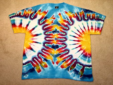 Crazy electric symmetrical tie dye Ice Diamond, Tie Dye Shirts Patterns, Ty Dye, Tye Dye Patterns, Diy Tie Dye Designs, Tie Dye Patterns Diy, Tye And Dye, Diy Tie Dye Shirts, Tie Dye Crafts