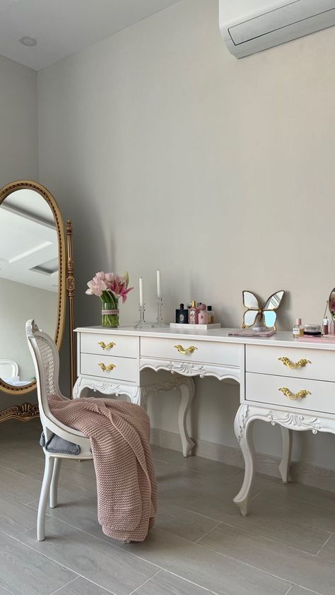 Simple Apartment Bedroom Decor, Designer Aesthetic Room, Vintage Beauty Room, Vanity Aesthetic Vintage, Elegant Room Decor Bedroom, French Room Aesthetic, Old Money Room Aesthetic, French Room Decor, Parisian Room