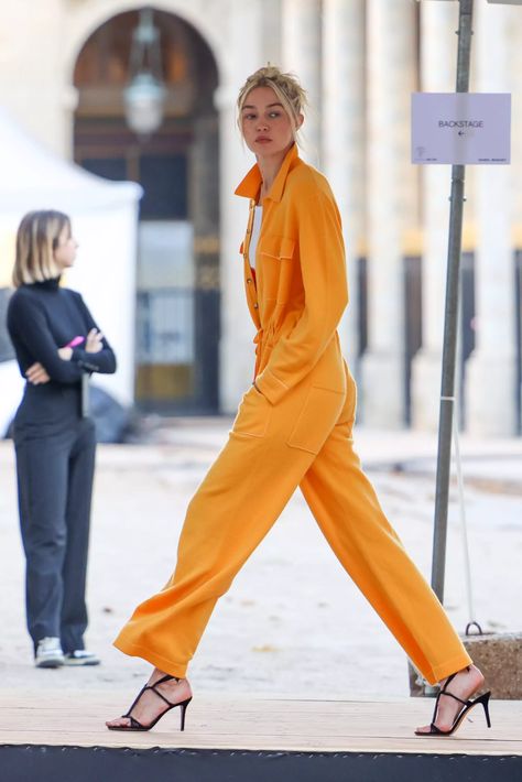 Gigi Hadid Walked the Runway in a See-Through Metallic Fishnet Dress Gigi Hadid Flamboyant Natural, Gigi Hadid Hair, Gigi Hadid Walk, Gigi Hadid Pictures, Fashion Designer Aesthetics, Gigi Hadid Street Style, Aesthetics Fashion, Gigi Hadid Looks, Flamboyant Natural