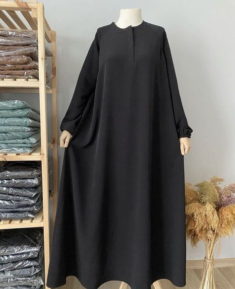 🌼Latest abaya 🌼 Simple plain Abaya with dupatta Fabric : Imported Nida Fabric Price : 1500/- + shipping Shipping nly In India 🇮🇳❤️ **************** Nakab Muslim Design Simple, Kaftan Burkha Design, Nikab Design, Simple Burkha Designs, Naqab Design, Burqa Designs Simple, Burka Design, Burkha Design, Plain Abaya