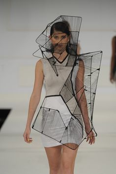 Cubist Fashion Inspiration - Album on Imgur Clothing Inspired By Architecture, Architecture In Fashion, Fashion Inspired By Architecture, Architecture Inspired Fashion, Wearable Architecture, Structured Fashion, Architectural Fashion, Structural Fashion, Mode Editorials