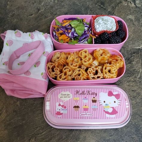 Hello Kitty Bento, Hello Kitty Lunch, Charmmy Kitty, Cute Snacks, Japanese Snacks, Hello Kitty Items, Kawaii Food, Cute Desserts, Bento Lunch