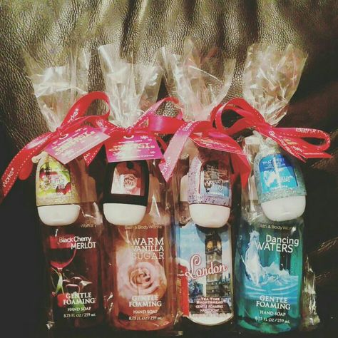 Bath Body Works Gift Ideas, Bath And Body Soap Christmas Gift, Bath N Body Works Gift Ideas, Bath And Body Works Christmas Gifts, Holiday Teacher Gifts Xmas Easy Diy, Bath And Body Works Gift Ideas Baskets, Bath And Body Works Basket Ideas, Christmas Goodie Bags For Teachers, Work Christmas Goodie Bags Gift Ideas