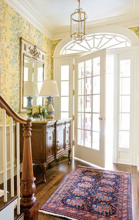 Sally DeGan principal of SpaceCraft Architecture restored this Beacon Hill Federal rowhouse. The entryway has classic sidelights and transom—hallmarks of the Federal style. Federal Style House Interior, Colonial House Interior Design, Federal Style House, Colonial House Interior, Colonial Interior, English Decor, Entry Way, Colonial Style, Colonial House