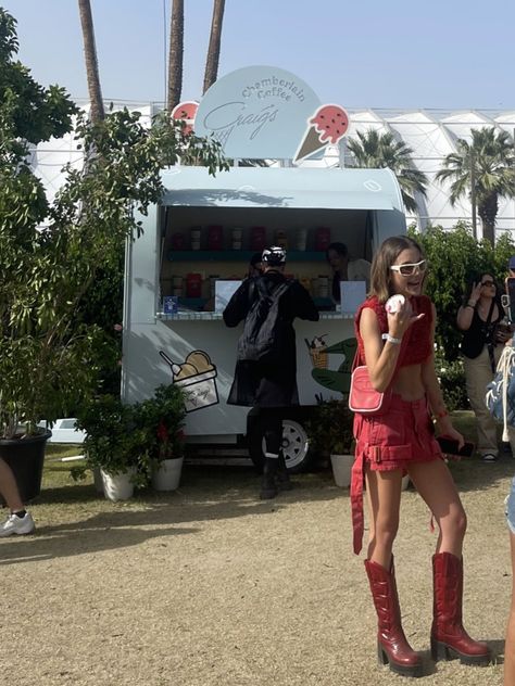 Emma Chamberlain Coachella Outfits, Coachella Emma Chamberlain, Emma Chamberlain Coachella, Coachella Outfit Celebrities, Celebrity Coachella, Emma Chamberlain Outfits, Coachella Outfits, Metro Boomin, Festival Attire