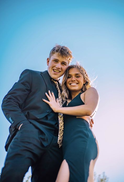 Prom Ideas Pictures, Prom Photos Couple, Prom Picture Poses For Couples, Prom Couple Pictures, Homecoming Couples, Prom Pictures Friends, Prom Photo Poses, Couple Prom Pictures, Couples Prom