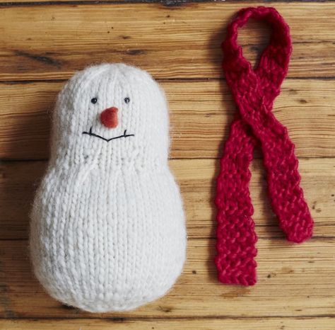 Easy Christmas Knitting, Free Patterns For Christmas Ornaments, Knitting Patterns For Christmas Ornaments, Xmas Knitting Patterns Free, Knitted Snowman, Knitted Snowman Pattern Free, Knit Christmas Gifts, Knitted Projects, Knitted Christmas Ornaments