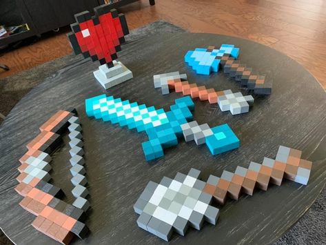 Cardboard Crafts Anime, Minecraft Block Art Diy, Wooden Pixel Art, Minecraft Block Art, Minecraft Diy Crafts, Minecraft Room Decor, Minecraft Printables, Wood Block Crafts, Diy Minecraft