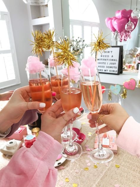 FEATURE: Cozy at Home Galentine's Day Brunch | Celebration Stylist Girls Brunch Party, Brunch Celebration, Brunch Party Decorations, Galentines Day Ideas, Valentines Brunch, Valentinstag Party, Girls Brunch, Galentines Party, Girls Night Party