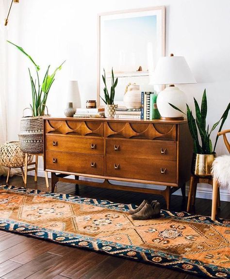 Mid Century Modern wooden dresser with snake plants, brass pots, a vintage runner rug, and a gorgeous layered tablescape. Modern Bohemian Living Room Decor, Modern Bohemian Living Room, Bohemian Living Room Decor, Bohemian Living Rooms, Space Interiors, Bohemian Living, Bohemian Living Room, No Place Like Home, Home Fashion