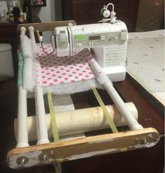 Quilt Frames Diy How To Make, Quilting Frames Diy How To Make, Diy Quilting Frame For Sewing Machine, Quilting Machine Frame, Diy Quilting Frame, Quilt Frame, Diy Quilting, Quilting Machines, Projek Menjahit