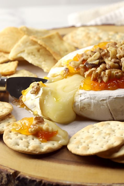 Bre Cheese Recipes, Brea Cheese, Easy Baked Brie Recipe, Baked Brie With Jam, Camembert Recipes, Baked Brie Cheese, Brie Cheese Recipes, Apricot Jam Recipes, Baked Brie Recipes