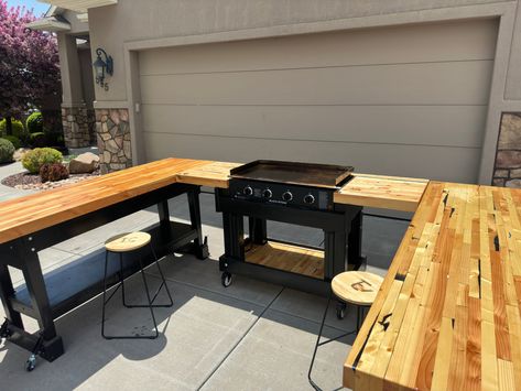 Blackstone Grill Area On Deck, Blackstone Kitchen Ideas, Blackstone Patio Setup, Diy Blackstone Grill Station, Grill Station Ideas Backyards, Blackstone Table Ideas, Diy Hibachi Grill, Smoker Table, Outdoor Hibachi Grill