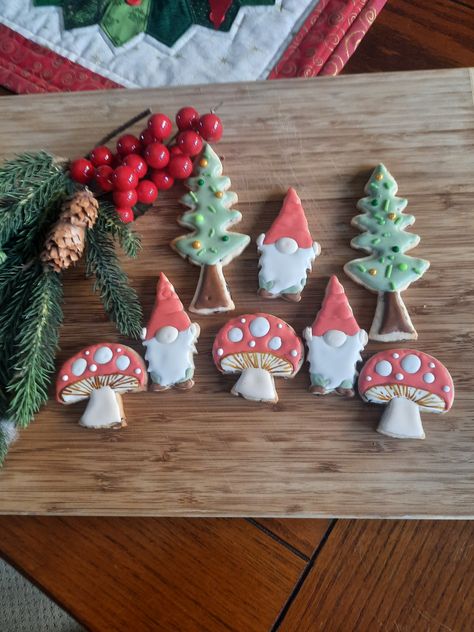 Gnome Christmas Cookies, Gnome Sugar Cookies, Gnome Cookies, Sugar Cookies Birthday, Michael Mcintyre, Cookies Birthday, Holiday Cookies Christmas, Sugar Cookie Designs, Christmas Handmade