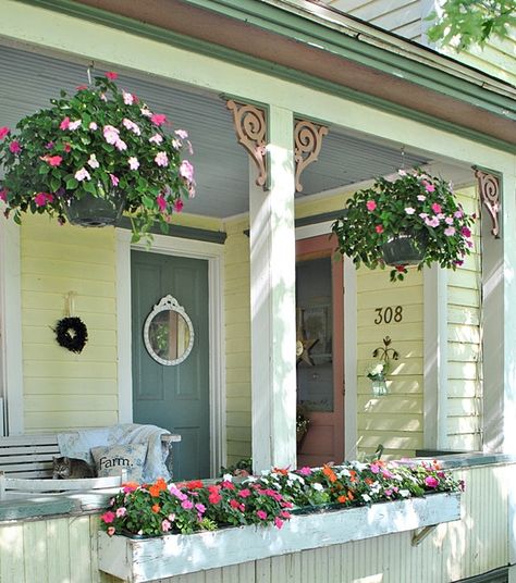 Hanging baskets on a summer farmhouse porch - porch decorating ideas Farmhouse Porch Decor, Summer Porch Decor, Eden Garden, Country Porch, Summer Porch, Farmhouse Porch, Front Porch Decorating, Style Cottage, Front Porches