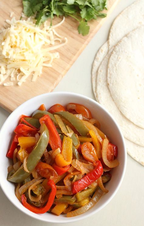 Slow cooker veggie fajitas Fajitas Crockpot, Crockpot Veggies, Crockpot Fajitas, Vegetarian Fajitas, Fajita Veggies, Veggie Fajitas, Summer Slow Cooker Recipes, Summer Crockpot Recipes, Vegan Crockpot