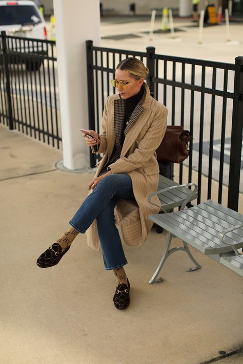 Airport looks // Travel in style // Keeping it cozy and chic while traveling is key // Click through to Atlantic-Pacific to see Blair's go-to travel uniform Parisian Style Winter, Airport Chic, Preppy Mode, Blair Eadie, Style Parisienne, Atlantic Pacific, Airport Look, Paris Mode, Fashion Sites