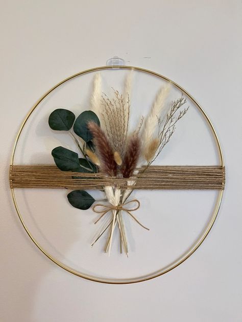 Boho Floral Wall Decor, Boho Wreath Ideas, Embroidery Ring Decor Wall Art, Diy Boho Wreath, Diy Bohemian Decor Crafts, Dollar Tree Boho Diy, Boho Diy Crafts, Gold Ring Wreath, Metal Ring Wreath