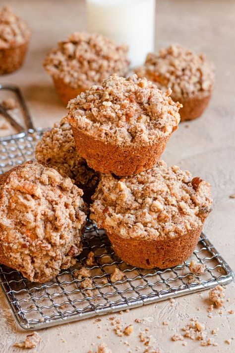 Carrot muffins topped with streusel are east and fast to bake. Carrot Muffins Easy, Healthy Apple Cinnamon Muffins, Carrot Muffin, Banana Walnut Muffins, Apple Muffin Recipes, Walnut Muffins, Apple Cinnamon Muffins, Carrot Muffins, Muffin Streusel