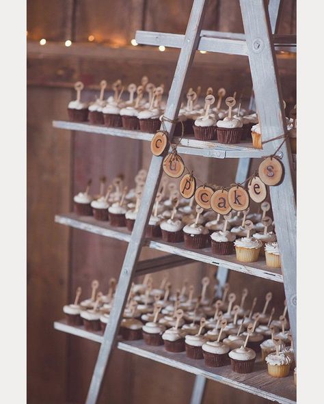 Cupcake Ladder, Cupcakes Display, Wedding Cake Chic, Burlap Wedding Arch, Rustic Wedding Desserts, Cupcake Displays, Wedding Cupcake Display, Wood Wedding Cakes, Cake Alternatives