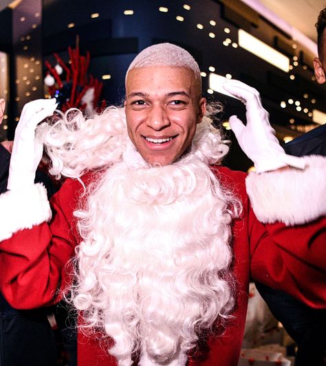 Mbappe Christmas, French Santa, Funny Football Pictures, Santa Is Coming To Town, Real Madrid Video, Santa Is Coming, Football Christmas, Anime Boy Hair, Cristiano Ronaldo Wallpapers