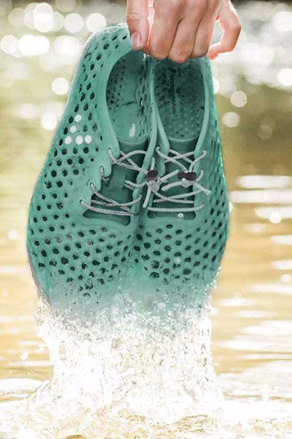 The Latest in Eco-Friendly Footwear? Water Shoes Made Out of Algae New Small Business Ideas, Best Water Shoes, Handbag Styles, Best Hiking Shoes, Kelly Slater, Unique Handbag, Casual Skirt Outfits, Swim Shoes, Barefoot Shoes