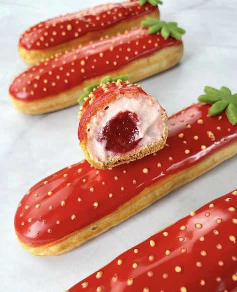 Cute Eclairs, Eclair Cookies, Choux Cake, Homemade Christmas Cake, Easy Christmas Cake Recipe, French Baking, Strawberry Season, Christmas Cake Recipes, Strawberry Cream