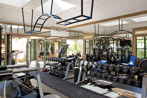 10 Fabulous Fitness Rooms Tom Bradys House, Gisele Bundchen Tom Brady, Dream Home Gym, Yoga Ashtanga, Workout Room Home, Gym Setup, Basement Gym, Reformer Pilates, Gym Interior