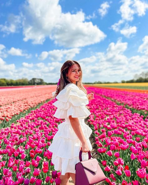 Poses In Tulip Garden, Pictures In Tulip Fields, Tulip Garden Photoshoot Ideas, Tulip Field Photo Ideas, Tulip Field Photoshoot Photo Ideas, Tulip Farm Poses, Photos In Tulip Field, Kashmir Tulip Garden Photoshoot, Tulips Field Photoshoot