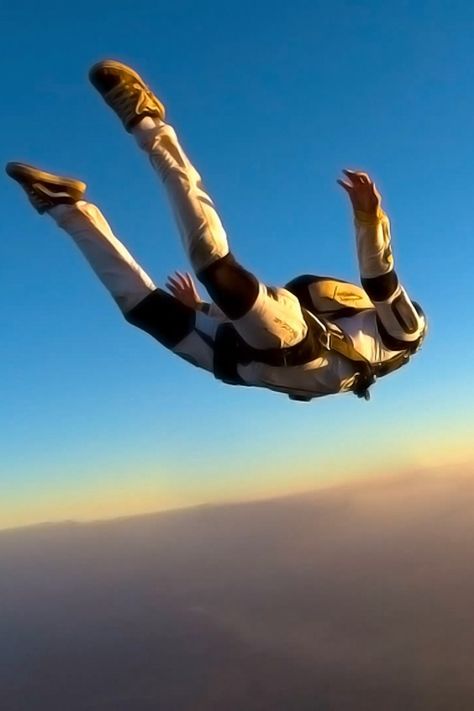 640-Skydiving-l Skydiving Pictures, Base Jump, Sky Diving, Sunset Images, Air Photo, People Poses, Sports Aesthetic, Dream Chaser, Adorable Wallpapers