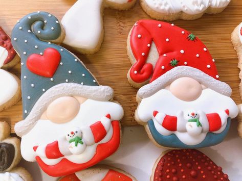 Kathy English (@kenglish2) • Instagram photos and videos Iced Christmas Cookies, Christmas Sugar Cookies Decorated, Farm Cookies, Flooding Cookies, Christmas Gingerbread Cookies, Christmas Biscuits, Sugar Cookie Royal Icing, Sugar Cookie Designs, Cutout Sugar Cookies